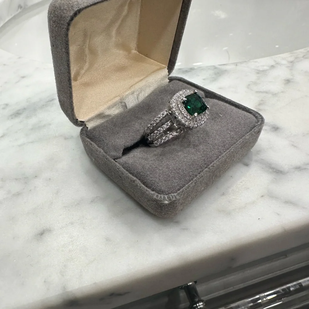 New emerald green big stone engagement ring - Picture 7 of 7
